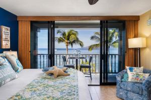 Un dormitorio con una cama y vista al mar. en Lahaina Shores 413 · LS 413 Breathtaking Beachfront Remodeled St, en Wainee 65 fotos más