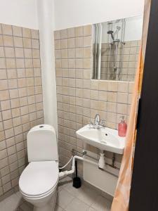 un baño con inodoro y lavabo en Convenient apartment - close to everything, en Odense