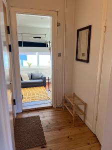 Una puerta a una sala de estar con un sofá. en Convenient apartment - close to everything, en Odense 4 fotos más