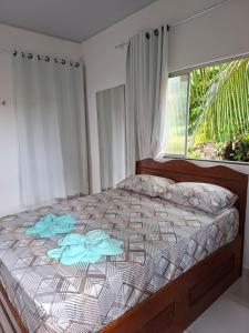 ベレンにあるSuíte a 2km da COP, vila da cop, Aeroporto, UFPA e Rodoviariaの窓のある大きなベッドのある寝室