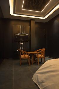 Кровать или кровати в номере Shree shyam hotel & restaurant +7 фотографий