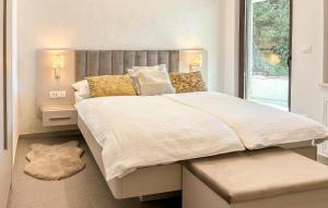 a bedroom with a large bed and a window at Gorgeous Apartment In Palit in Palit