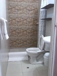 Un baño con un inodoro blanco y un lavabo. en Bubamara San Lazaro, en Arequipa