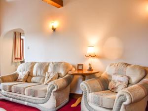 un salon avec deux chaises et un canapé dans l'établissement Spring Grove, à Pooley Bridge