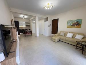 a living room with a couch and a table at Residenza Orchidea in Tarquinia