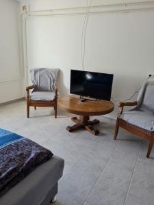 OrgoványにあるHaus Ursulaのリビングルーム(テレビ、椅子2脚、テーブル付)