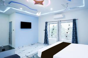 a bedroom with a bed and a star on the ceiling at Hotel O The Value in Bhilai