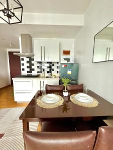 Η κουζίνα ή μικρή κουζίνα στο The Mandaluxe comfort with skyline view 45th floor