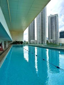 Πισίνα στο ή κοντά στο The Mandaluxe comfort with skyline view 45th floor