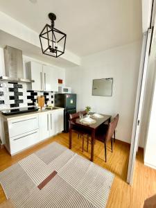 Η κουζίνα ή μικρή κουζίνα στο The Mandaluxe comfort with skyline view 45th floor