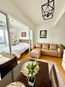 Ένα ή περισσότερα κρεβάτια σε δωμάτιο στο The Mandaluxe comfort with skyline view 45th floor