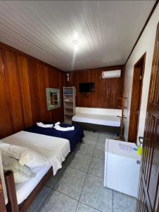 a bedroom with two beds and a bath tub at Pousada Do Siri in Ilha do Mel +7 photos