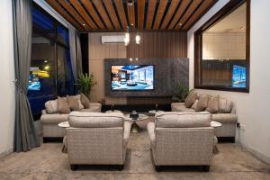 una sala de estar con un sofá, una mesa y sillas en فلل بكمباوند خاص, en Riad