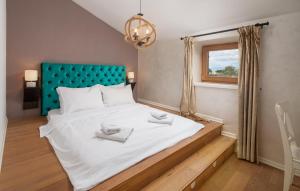 Un dormitorio con una cama grande con cabecero azul. en Villa Paula, en Ugljan