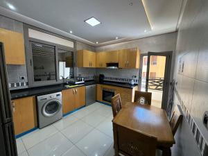 Kuchyň nebo kuchyňský kout v ubytování NADOR PALACE Appt Hôtel