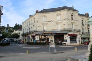Un gran edificio en una calle con un cartel en el frente. en Le Saint Georges, en Chinon