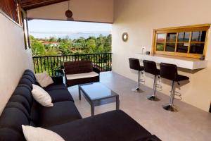 a living room with a couch and a bar at Blu House Nature & Tours in Chachagua