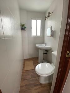 Koupelna v ubytování PUSHE Bedroom Granada Estacion Business & Culture 5 + 3 fotografie