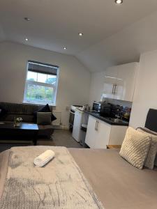 Kuchyň nebo kuchyňský kout v ubytování Cosy countryside stay- Waters Upton, Telford