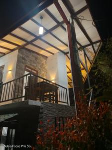 Casa con balcón y escalera en la parte delantera en Rasal Homestay, en Ella