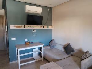 una sala de estar con un sofá y una mesa en freehome oujda, en Oujda
