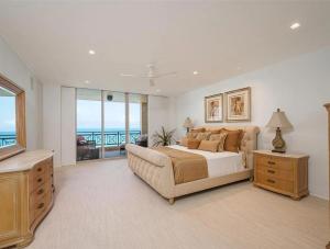 Un dormitorio con una cama y vista al mar. en Condo With Ocean & Intracoastal Views, en Hollywood Beach