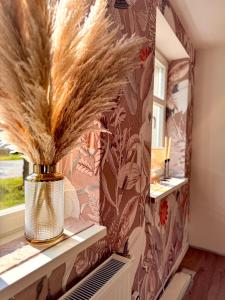 a bathroom with a vase with feathers on a shelf at Zeile Zwei - Kloster Zinna in Jüterbog