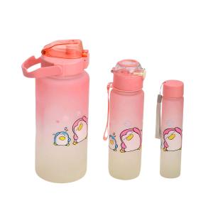 Un juego de tres botellas de agua de Hello Kitty en Comsians Place, en Lahore