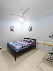 1 dormitorio con 1 cama y lavamanos. en ABE Homestay Gong Badak, en Kuala Terengganu