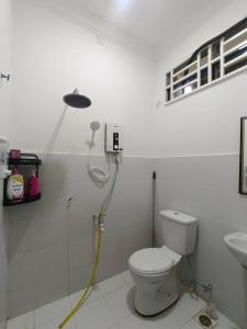 Un baño con ducha, inodoro y lavabo. en ABE Homestay Gong Badak, en Kuala Terengganu
