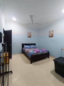 un dormitorio con una cama en una habitación en ABE Homestay Gong Badak, en Kuala Terengganu