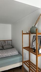 Una cama o camas en una habitación de Jolie suite baignée de lumière 20 fotos más