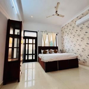 une chambre avec un lit et un ventilateur de plafond dans l'établissement Staylysta The home stay, à Chittorgarh