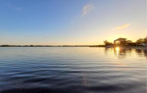 una vista de un gran cuerpo de agua al atardecer en 3 Bedroom Stunning Home In Sunds, en Sunds