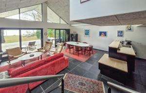 Una sala de estar con un sofá rojo y una mesa. en 3 Bedroom Stunning Home In Sunds, en Sunds