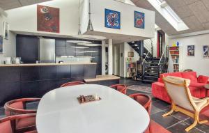 Χώρος καθιστικού στο 3 Bedroom Stunning Home In Sunds