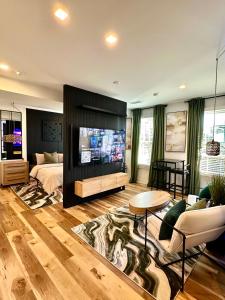 Μια τηλεόραση ή/και κέντρο ψυχαγωγίας στο Free Parking at Luxury Buckhead Hideaway