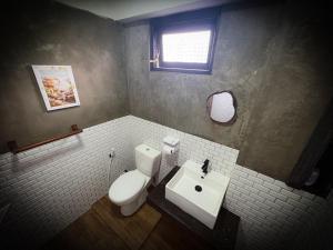 Ένα μπάνιο στο The Urban Hideout