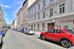 Khu vực xung quanh gần nhà khách