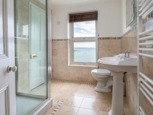 Un baño con inodoro, lavabo y ventana. en 4 Bed in Portmellon 48109, en Mevagissey 19 fotos más