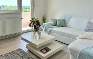 Ruang duduk di Amazing Apartment In Pologi With Heated Swimming Pool