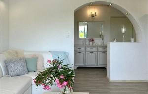 Gambar di galeri bagi Amazing Apartment In Pologi With Heated Swimming Pool di Gornji Kraj