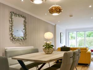 Un comedor con mesa y sillas en Riversdale, en Grasmere