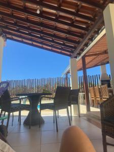 Una mesa y sillas en un patio con vista al mar. en Beach house, en Conde