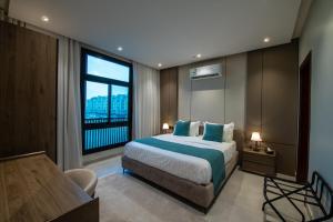 En eller flere senge i et værelse på Mabaat-Superior 2BR Al Waha 622