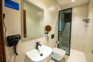 Et badeværelse på Mabaat-Superior 2BR Al Waha 622 + 17 billeder