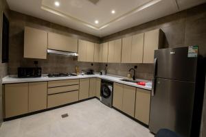 Køkken eller tekøkken på Mabaat-Superior 2BR Al Waha 622