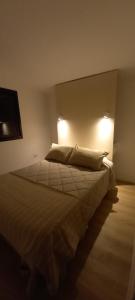 a bedroom with a bed with two pillows on it at Cubos habitables 3 in San Antonio de Arredondo