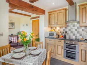 Dapur atau dapur kecil di Bryn Awelon Bach - Uk44123