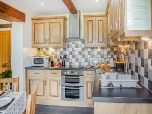 Dapur atau dapur kecil di Bryn Awelon Bach - Uk44123